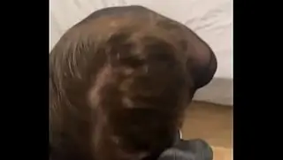 Enquanto o marido da minha vizinha está no trabalho, eu gozo na boca dela.