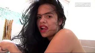 Bunda oleada e grossa da latina aberta antes dele enfiar os dedos na sua buceta apertada.