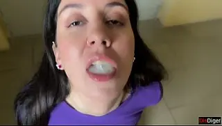 Uma garota desconhecida se ajoelhou na entrada de um prédio para chupar e engolir esperma.