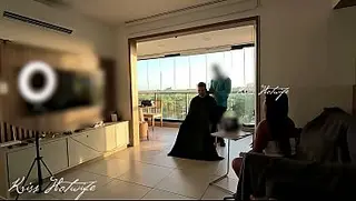 Corno manso do meu marido contratou um barbeiro para fazer cabelo dele e eu recebi ele apenas de Calcinha com buceta pulando e um top transparente, bem Puta - Krisshotwife