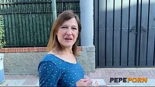 Petit Lilit, uma pequena vadia amadora, descobre pornografia no PepePorn.