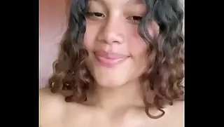 Garota gostosa e fofa fode sua buceta apertada com esse vibrador preto enorme.
