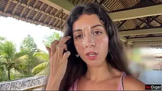 Garota pede para garçom cobrir seu rosto com esperma em café público para poder comer hambúrguer.