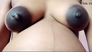 Empregada sexy gemendo e cuspindo, tributo de esperma que ela brinca sozinha