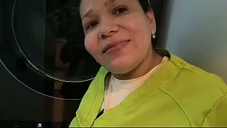 Contratei uma empregada doméstica MILF e ela é muito safada, adoro ver aquela bunda, não resisti e acabei transando com ela.