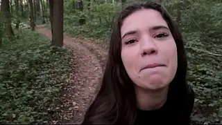 Sexo extremo na floresta: com uma jovem de seios grandes.