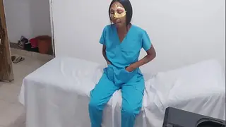 Enfermeira Tentada: Médico a Seduz e Explora Seu Corpo