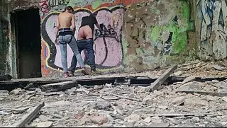 Anastasia Mistress, dominatrix russa, sexo perigoso ao ar livre em um prédio abandonado, penetração anal em homem submisso, Sasha Earth.