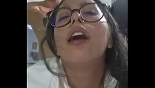 Eu verifiquei a galeria de fotos da minha esposa e encontrei este vídeo dela com o chefe dela.