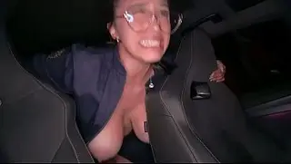 Pare! Policial gostosa é fodida por um cara com um pau enorme.