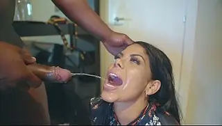 Sexo em grupo interracial com uma linda latina de bunda enorme - Kesha Ortega