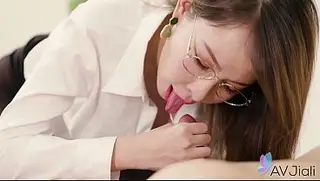 A professora chinesa Princesa Dolly está fazendo sexo intenso e gostando muito.