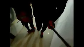 Minha namorada e eu nos vestimos com roupas femininas.