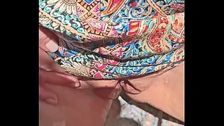 Maturemons, mulher madura e excitada com a boca aberta no jardim.