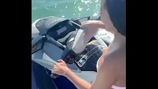 Noiva brasileira fogosa trai o marido na lua de mel, transando com o instrutor musculoso de jet ski enquanto o marido está fora.
