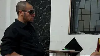 A secretária admira muito o chefe, então lhe dá um presente especial. Primeiro episódio.