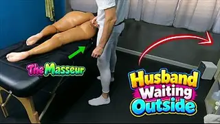 Ela veio para a massagem sem calcinha! Marido esperando do lado de fora enquanto o massagista se masturbava.