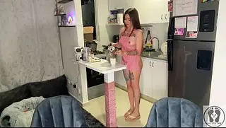 Uma boa gorjeta merece um bom serviço. Fetiche por aventais de garçonete.