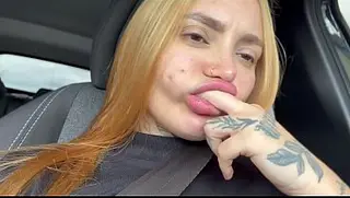 Namorada perfeita chupou meu pau dentro do carro e engoliu todo leite