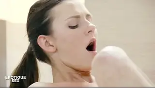 Massagem erótica termina em sexo lésbico com Kira Zen e Izzy Delphine.