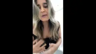 Coroa Batendo Papo Com O Chat No Banheiro