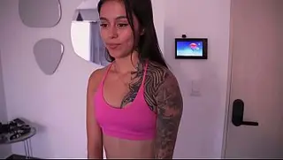 Minha vizinha suada da academia está hospedada em minha casa enquanto espera pelo marido.