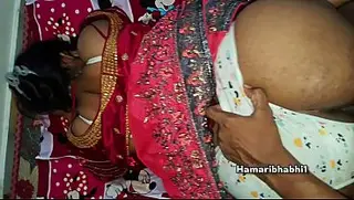Desi bhabhi em um sari sexy fala obscenidades em hindi explícito enquanto sua buceta gorda e suculenta é fodida com força em vídeo caseiro.