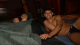 Acabei transando com a namorada incrível do meu amigo porque ele não sabe como tratá-la.