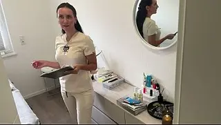 Cliente se masturba enquanto recebe massagem - Massagista se junta a ele