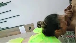 Cosplay de Inker Bell, amadora, subindo escadas e fazendo sexo oral na floresta.