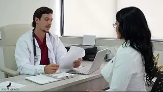 Uma aspirante a enfermeira apresenta seu currículo ao Dr. Joe.