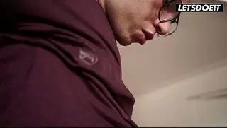 Sexo oral profundo e desleixado de uma latina tatuada... Saliva escorrendo dos seus testículos.