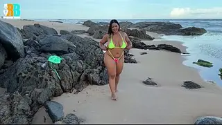 Realizador Baiano – Negao dotado encontrei a Yasmim na praia e fudi a putinha safada na areia. Exibição e sexo amador! COMPLETO RED
