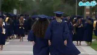 Garotas universitárias relembram o dia da formatura