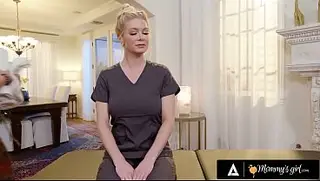 FILHINHA DA MAMÃE - A massagista Victoria Voxxx dá uma surra de sexo sensual na enfermeira MILF exausta, Serene Siren.