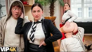 MOMMY4K. Uma professora tarada pula no rosto do seu aluno.