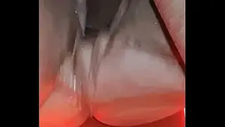 Uma vadia voraz, barulhenta e gostosa que se derrete, treme e geme enquanto monta um pau que não é do seu marido corno, o homem que espera em casa pelo seu lanche da madrugada.