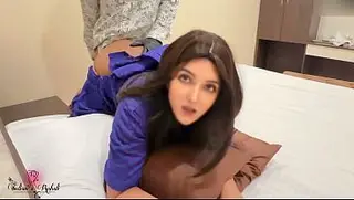 SERVIÇO DE QUARTO! A gostosa empregada indiana Rusali transa com o hóspede do hotel e faz uma bagunça no quarto. Sexo indiano hardcore gerado por IA.