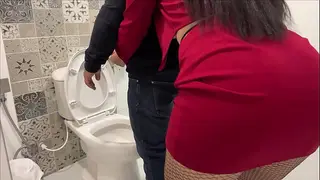 Sexo no banheiro do escritório com uma secretária alta e bunduda termina em uma gozada cremosa.