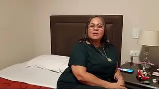 Um seguidor sortudo me apalpa por todo o corpo e fode minha buceta.