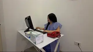 O enorme pênis deste paciente precisa ser examinado cuidadosamente com uma bela mamada - Valen Mora