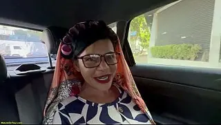 Vovó gorda de barriga grande é pega para sexo anal em público ao ar livre.