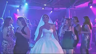 Festa de despedida de solteira com sexo em grupo - Vídeo interativo com IA