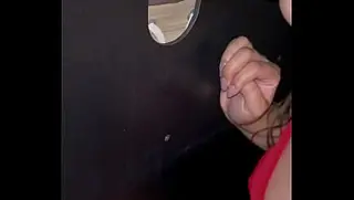 Casada brasileira chifradeira, fez o corno manso levar ela na balada e escolheu o macho pauzudo para arrebentar a buceta dela e fez o corno filmar tudo.