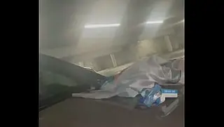 Esposa gostosa com bundão é penetrada no estacionamento enquanto o marido filma de longe.