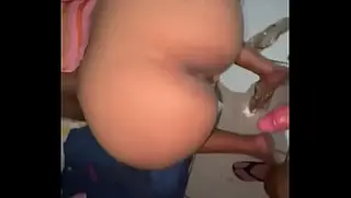 Essa Safadinha do Rabo Grande Levo uma Bela Surra de Pau Duro - Novinha Safada Sendo Fodida De Quatro