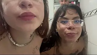 Fui ajudar minhas sobrinhas a tomar banho e fudi com as duas.