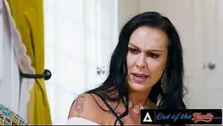 FORA DA FAMÍLIA - Texas Patti o pega se masturbando e depois lhe dá aulas de sexo hardcore.