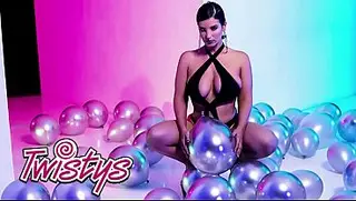 TWISTYS - LaSirena69 transforma a pista de dança em seu playground pessoal enquanto se despe e se toca.